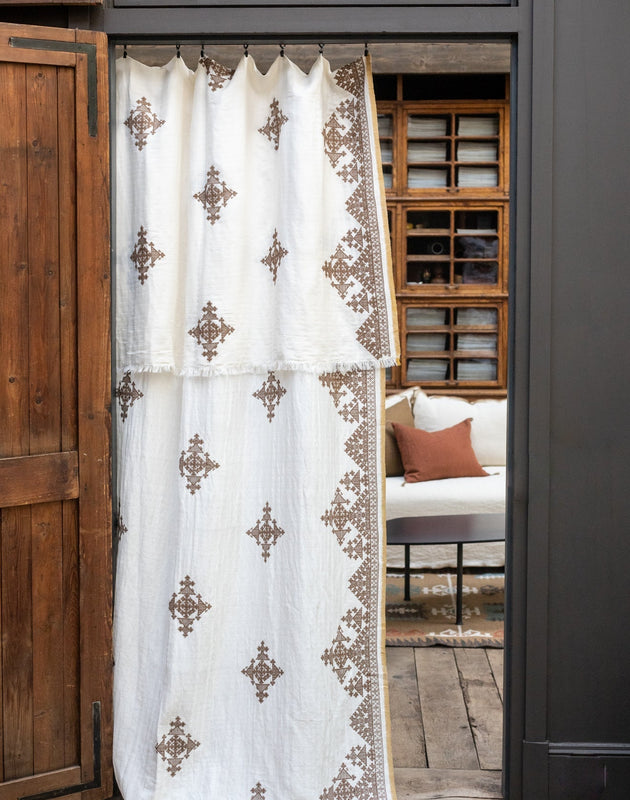 Rideau Dafi en coton, bambou et lin à motifs inspirés du point de Fès de la tradition marocaine 