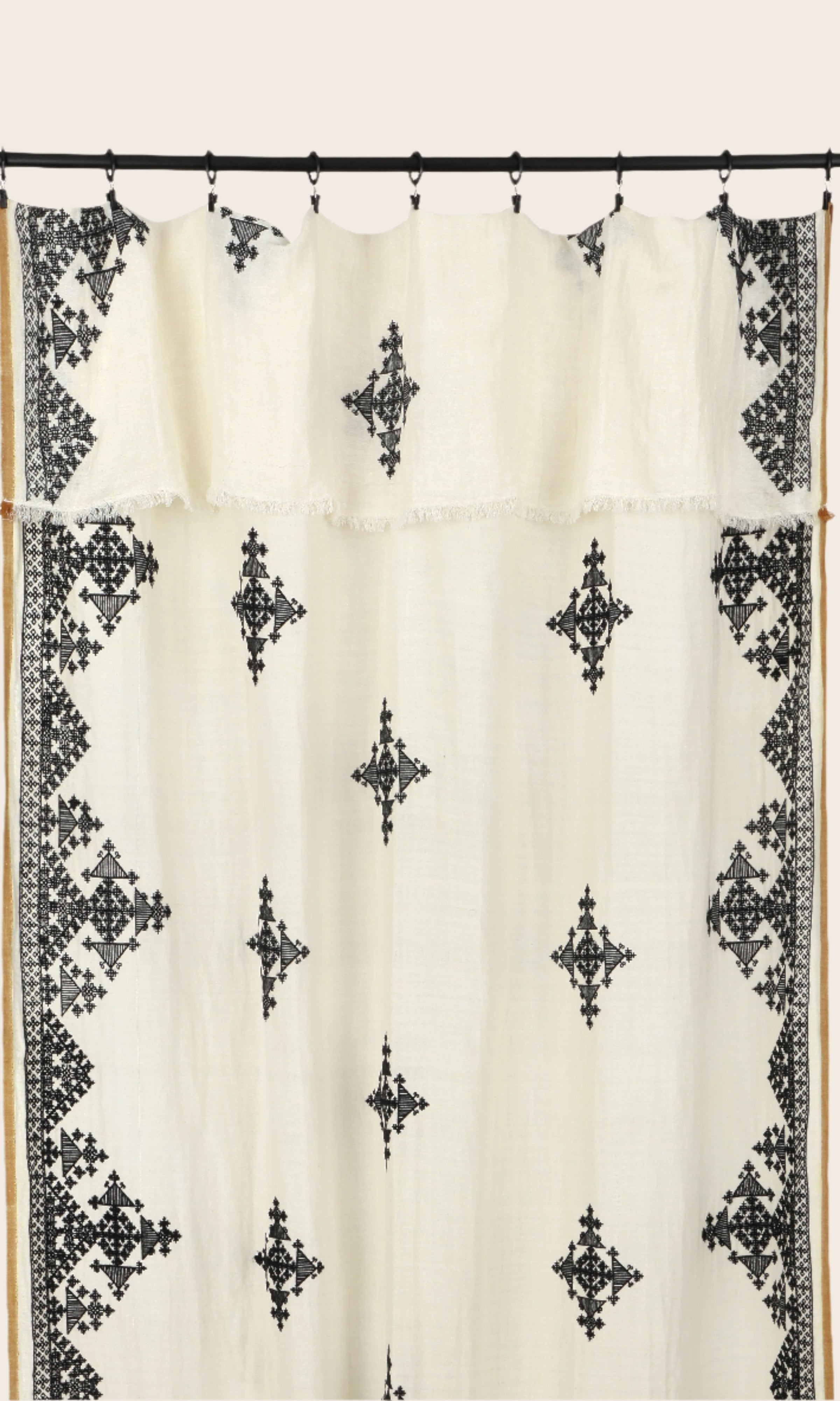 Rideau Dafi en coton, bambou et lin à motifs brodés noirs