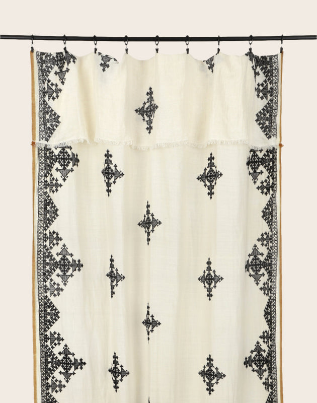 Rideau Dafi en coton, bambou et lin à motifs brodés noirs