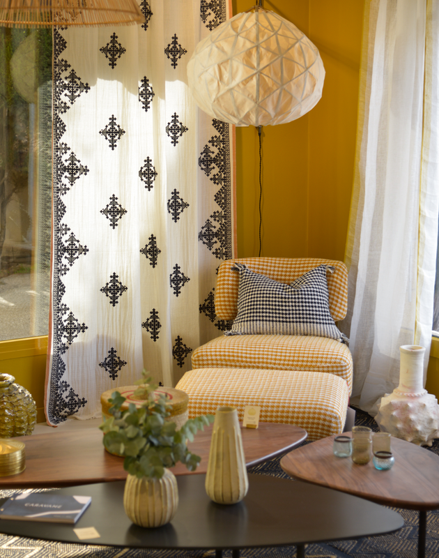 Rideau Dafi prêt à poser en coton, bambou et lin avec ses motifs noirs brodés.