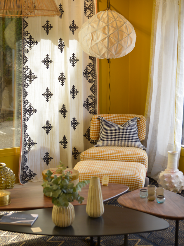 Rideau Dafi prêt à poser en coton, bambou et lin avec ses motifs noirs brodés.