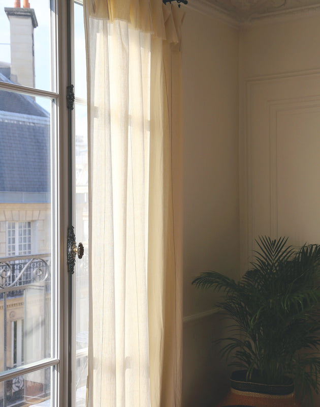 Elegant et léger rideau Lina en khadi de coton biologique avec des petites franges en haut