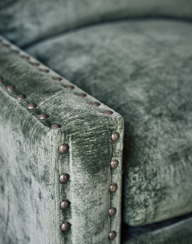 Accoudoir du canapé avec des clous