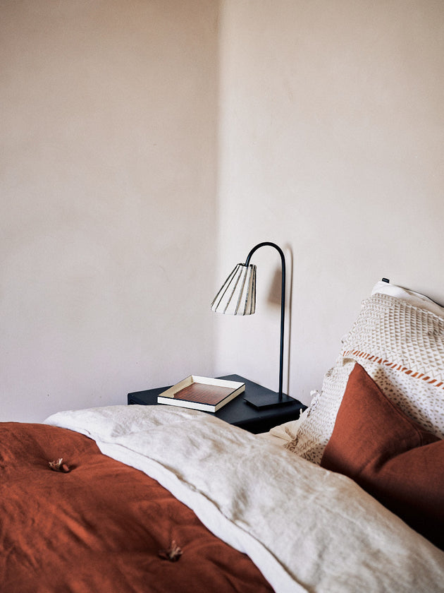 Abat-jour pour lampe sur table de chevet dans une chambre