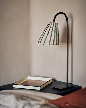 Luminaire : abat-jour pour lampe à poser, sur une table de chevet dans une chambre