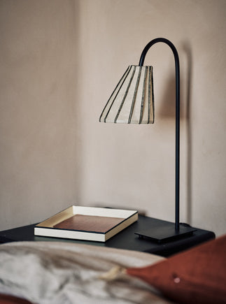 Luminaire : abat-jour pour lampe à poser, sur une table de chevet dans une chambre