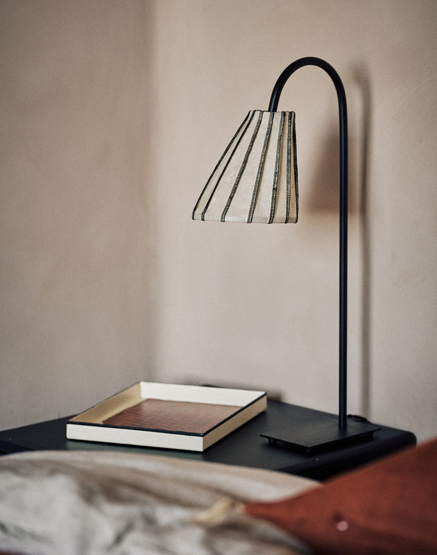 Luminaire : abat-jour pour lampe à poser, sur une table de chevet dans une chambre