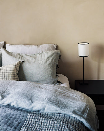 Lampe de chevet en papier blanc et contours noirs