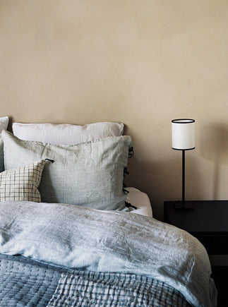 Lampe de chevet en papier blanc et contours noirs