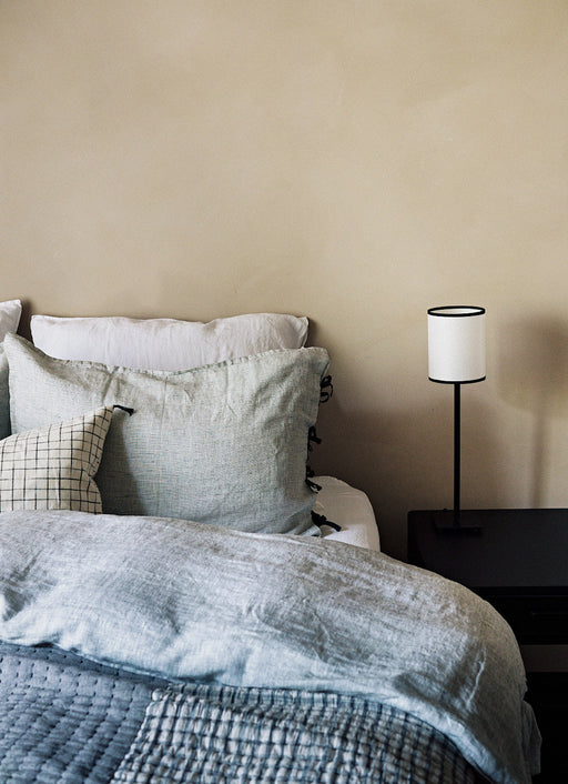 Lampe de chevet en papier blanc et contours noirs