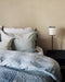 Lampe de chevet en papier blanc et contours noirs