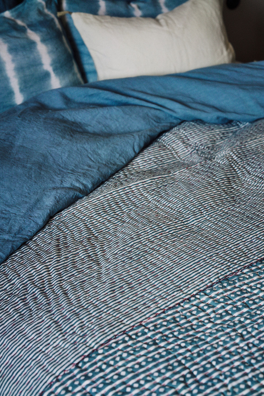 Linge de lit avec des imprimés végétaux