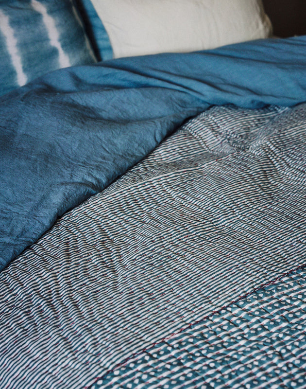 Linge de lit avec des imprimés végétaux