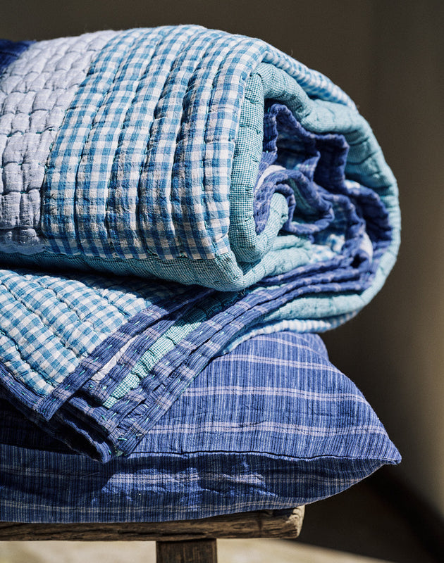 Literie : couvre-lit bleu à carreaux en coton avec du rembourrage