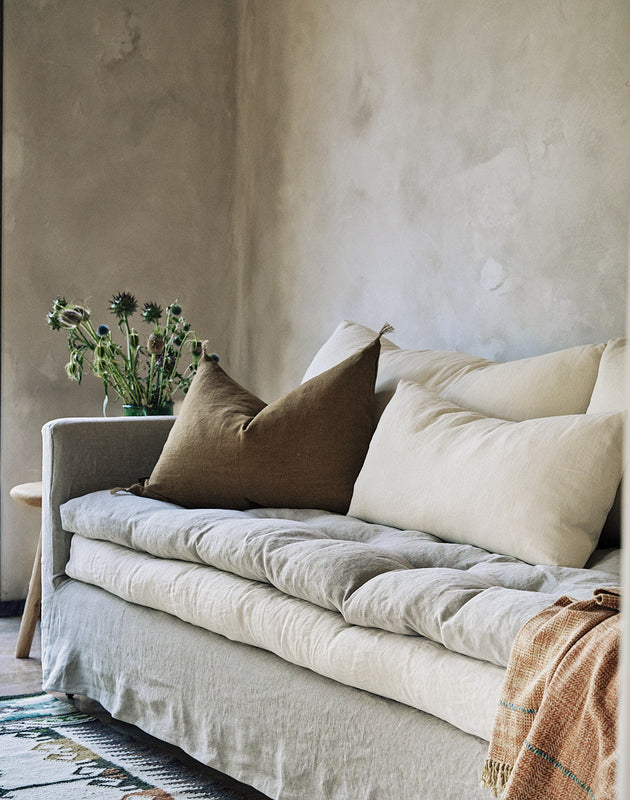 Canapé Adar en tissu à double matelas et ses pieds en fer