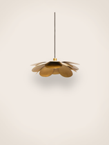 Suspension Cosmos Fleurs en métal doré qui diffuse une lumière dorée