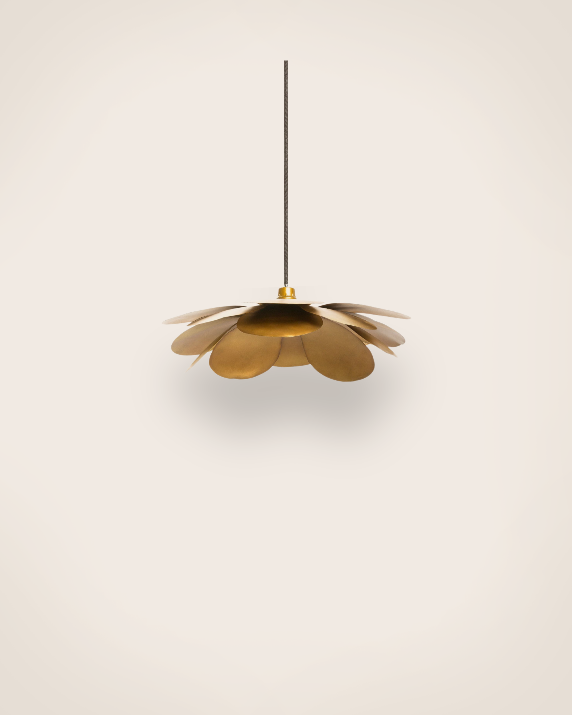 Suspension Cosmos Fleurs en métal doré qui diffuse une lumière dorée