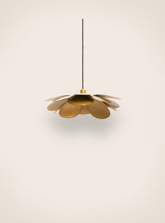 Suspension Cosmos Fleurs en métal doré qui diffuse une lumière dorée