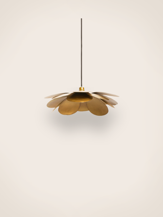 Suspension Cosmos Fleurs en métal doré qui diffuse une lumière dorée