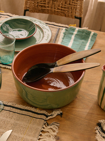 Ensemble de saladier Koterra en argile rouge et ses couverts à salade