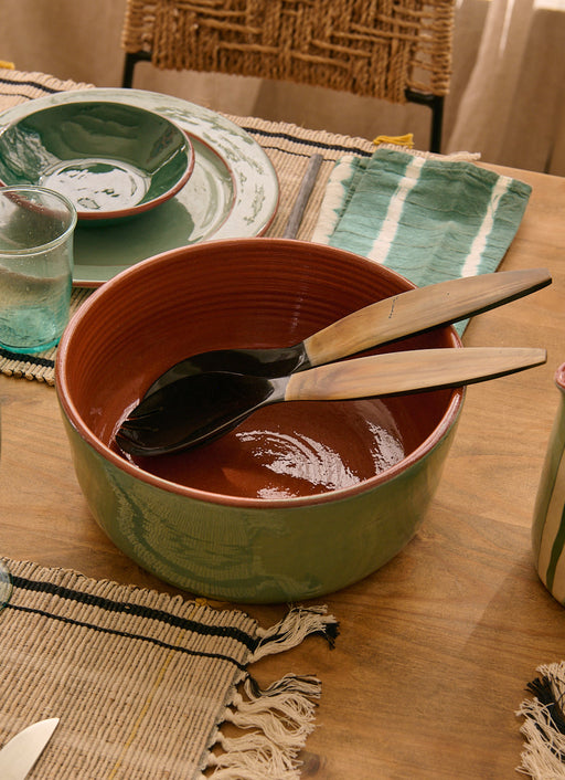 Ensemble de saladier Koterra en argile rouge et ses couverts à salade