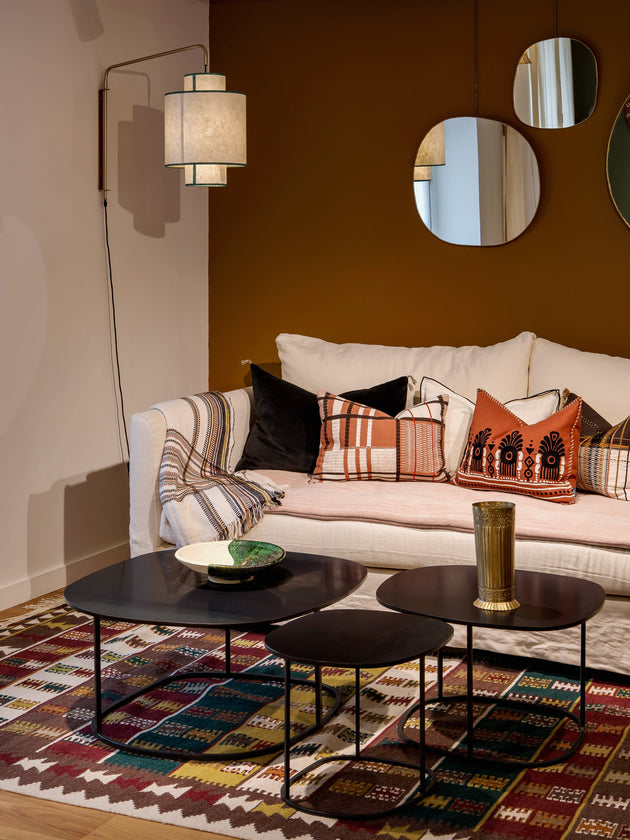 Salon aux tons marrons avec le tapis Tihya en laine à motifs et les tables basses ame