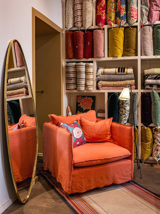 Grand Miroir Atoll en laiton à poser dans un salon