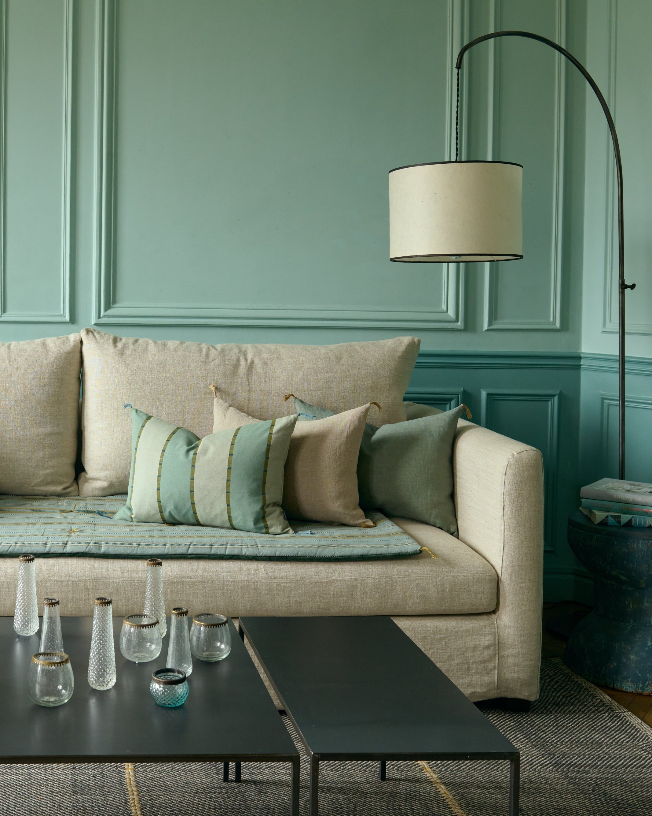 Salon bleu avec un canapé et sons sofa cover et ses coussins Lyson 