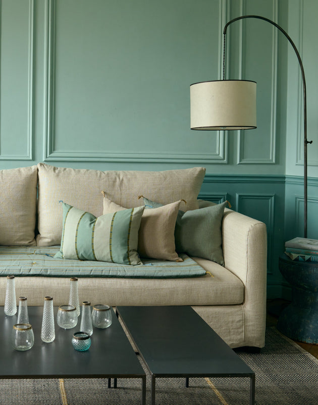 Salon bleu avec un canapé et sons sofa cover et ses coussins Lyson 