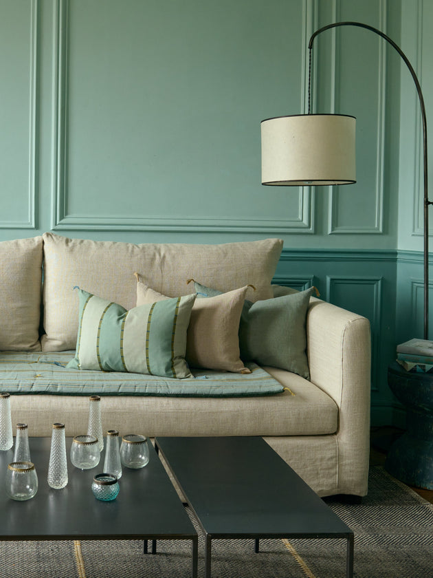 Salon bleu avec un canapé et sons sofa cover et ses coussins Lyson 