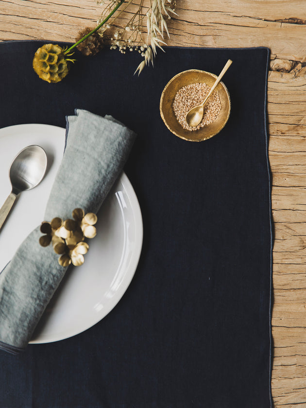 set de table rectangulaire bleu foncé en lin