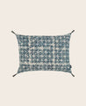 House de coussin en coton Lula à motifs bleus et pompons