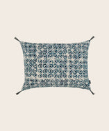 House de coussin en coton Lula à motifs bleus et pompons