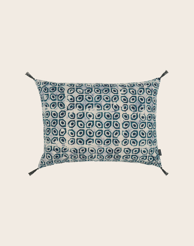 House de coussin en coton Lula à motifs bleus et pompons