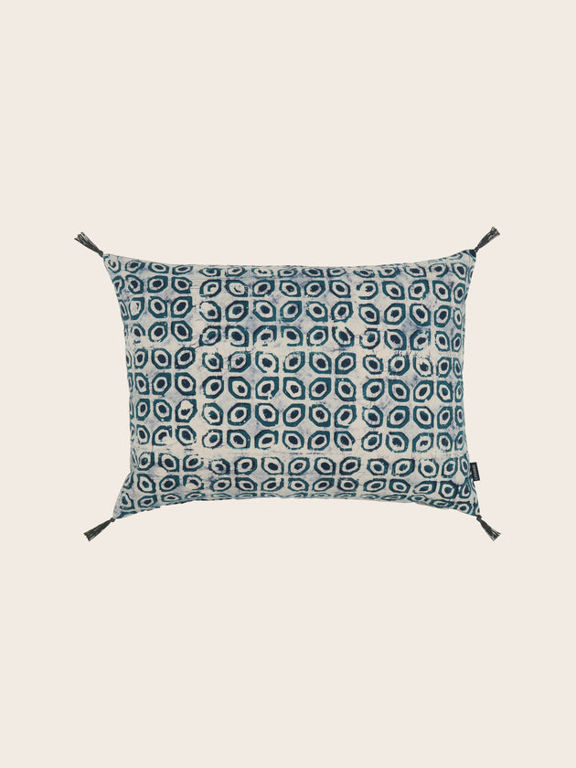 House de coussin en coton Lula à motifs bleus et pompons