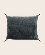 Housse de coussin en velour de lin et détails pompons Vellino