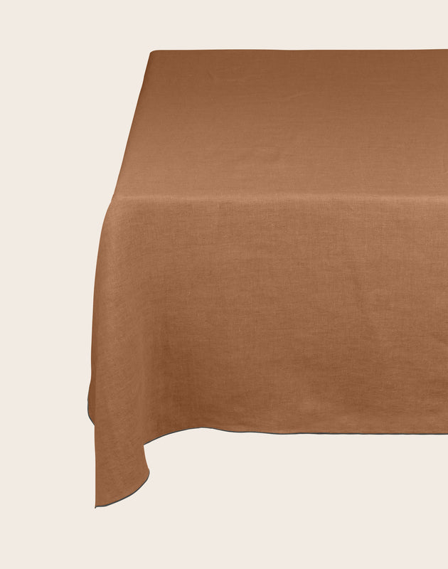Détail de la nappe Selena en lin lavé coloris Sepia