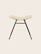 Tabouret Murgi losange en coton tressé couleur ivoire et sa structure en fer.