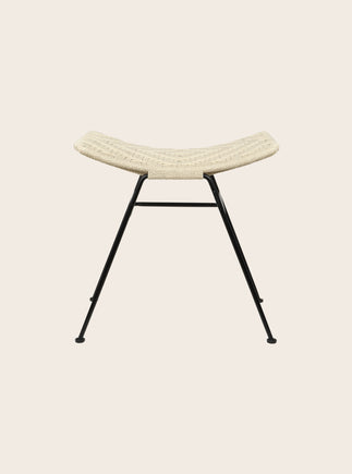 Tabouret Murgi losange en coton tressé couleur ivoire et sa structure en fer.