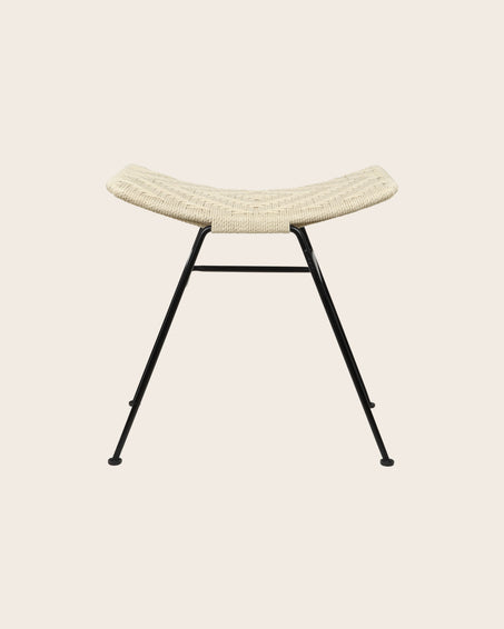 Tabouret Murgi losange en coton tressé couleur ivoire et sa structure en fer.