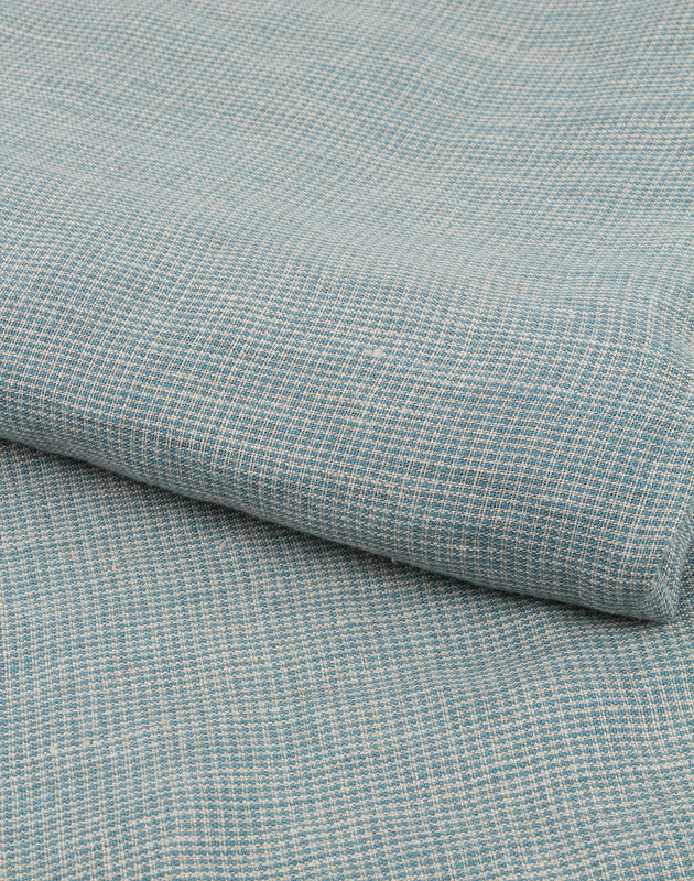 Literie : drap plat en lin lavé bleu avec des détails blancs