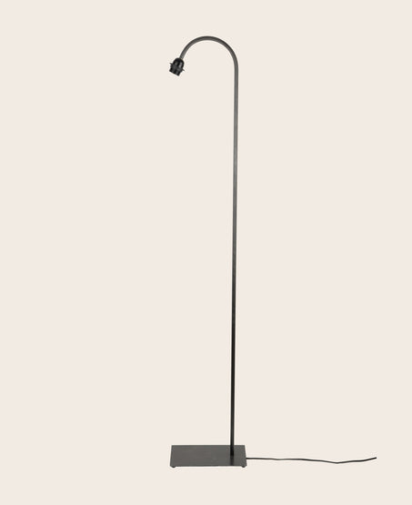 Grand pied de lampadaire Ella en acier noir et courbure en son sommet