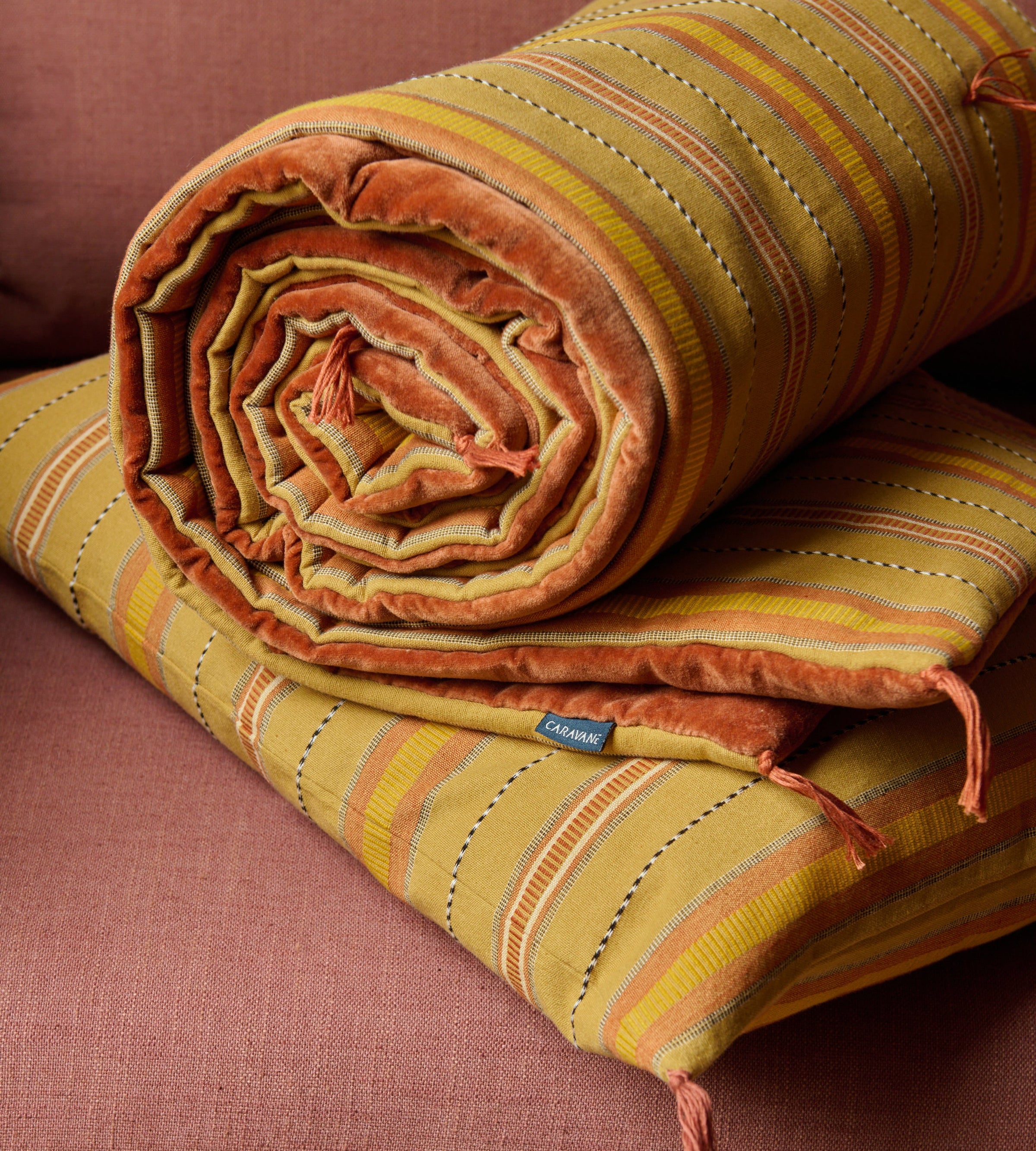Sofa cover pour canapé et housse de coussin Noely en coloris Sarrasin.