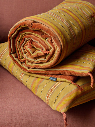 Sofa cover pour canapé et housse de coussin Noely en coloris Sarrasin.