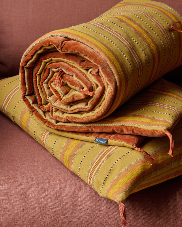 Sofa cover pour canapé et housse de coussin Noely en coloris Sarrasin.