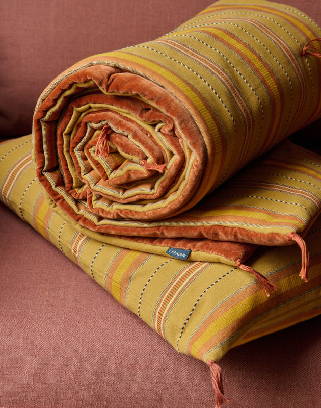 Sofa cover pour canapé et housse de coussin Noely en coloris Sarrasin.