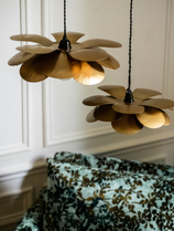 Suspension Cosmos Fleurs en métal doré qui diffuse une lumière dorée