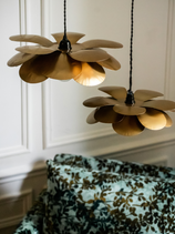 Suspension Cosmos Fleurs en métal doré qui diffuse une lumière dorée