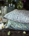 Housse de coussin Tulipan Cypres en coton imprimé au bloc