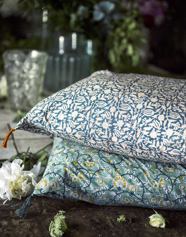 Housse de coussin Tulipan Cypres en coton imprimé au bloc